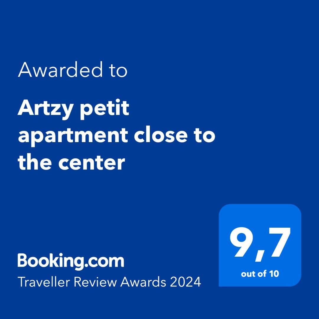 Artzy Petit Close To The Center